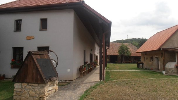 Gazdovský dvor Autor: Facebook źródło: https://scontent.fbts7-1.fna.fbcdn.net/v/t1.0-9/68395165_2376468582431883_8027160783777431552_o.jpg?_nc_cat=110&ccb=2&_nc_sid=730e14&_nc_ohc=1u1pYKrRlfwAX9iKPdI&_nc_ht=scontent.fbts7-1.fna&oh=f9e11717c1d3c8681f3a977606d22c9b&oe=6000E761