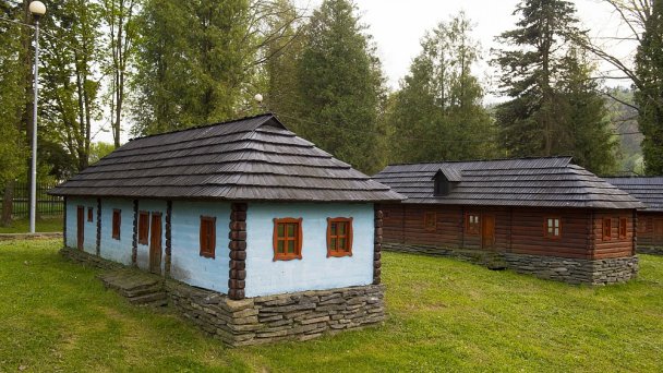 Miniskanzen Medzilaborce Autor: Facebook źródło: https://scontent.fbts7-1.fna.fbcdn.net/v/t1.0-9/68438987_2300769813381781_7839561336752177152_o.jpg?_nc_cat=106&ccb=2&_nc_sid=730e14&_nc_ohc=nTk6ZDKGTZsAX_ffclP&_nc_ht=scontent.fbts7-1.fna&oh=4420b9454eac9e83f391cdefdf83bddb&oe=5FEE1D8B