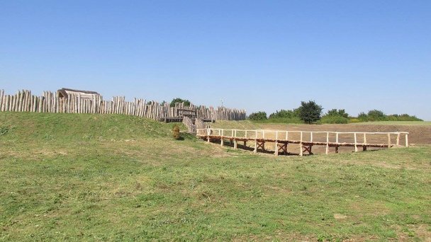 Praveká osada Mokrý Kút Autor: Facebook Archeopark Mokrý kút Vyšný Kubín, Ipea o.z. źródło: https://scontent.fbts7-1.fna.fbcdn.net/v/t31.0-8/14468168_1501385673210694_5560885499054368401_o.jpg?_nc_cat=107&ccb=2&_nc_sid=cdbe9c&_nc_ohc=EWGocXaegycAX8aRyt7&_nc_ht=scontent.fbts7-1.fna&oh=3cf0f4e5daf1c0fae857cb085b397f07&oe=5FEA18F2