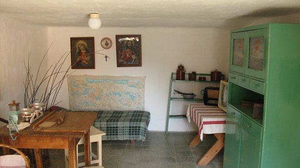 Skalné obydlia Brhlovce Autor: lubomir.borovic źródło: https://upload.wikimedia.org/wikipedia/commons/thumb/5/57/935_02_Brhlovce%2C_Slovakia_-_panoramio_%2871%29.jpg/800px-935_02_Brhlovce%2C_Slovakia_-_panoramio_%2871%29.jpg