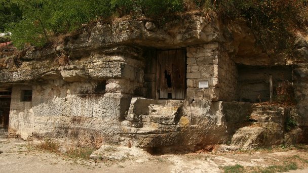 Skalné obydlia Brhlovce Autor: PosoniumAster źródło: https://upload.wikimedia.org/wikipedia/commons/thumb/6/6f/Brhlovce1.JPG/800px-Brhlovce1.JPG