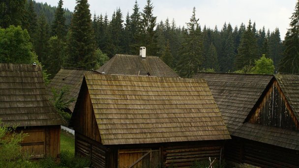 Skanzén Zuberec Autor: Dezidor źródło: https://sk.wikipedia.org/wiki/M%C3%BAzeum_oravskej_dediny Skanzén Zuberec Autor: Dezidor źródło: https://sk.wikipedia.org/wiki/M%C3%BAzeum_oravskej_dediny