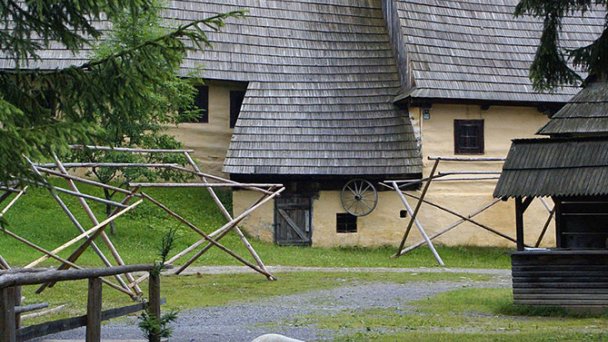 Skanzén Zuberec Autor: Dezidor źródło: https://sk.wikipedia.org/wiki/M%C3%BAzeum_oravskej_dediny Skanzén Zuberec Autor: Dezidor źródło: https://sk.wikipedia.org/wiki/M%C3%BAzeum_oravskej_dediny