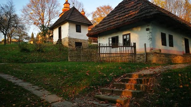 Skanzen Humenné Autor: Facebook Otto Kráľ źródło: https://scontent.fbts7-1.fna.fbcdn.net/v/t1.0-9/74493407_2545014542252242_4030298290095390720_n.jpg?_nc_cat=107&ccb=2&_nc_sid=730e14&_nc_ohc=hM5qCRZkcCkAX8DoWsJ&_nc_ht=scontent.fbts7-1.fna&oh=5c6f42a04ade168ebe9af864670f5237&oe=5FE9A9C2