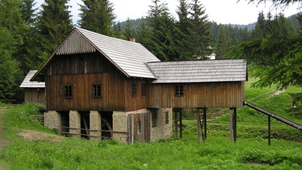 Skanzen Vychylovka Autor: Pecik źródło: https://upload.wikimedia.org/wikipedia/commons/thumb/1/10/Vychylovka4.jpg/1280px-Vychylovka4.jpg