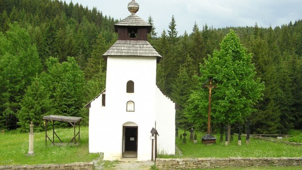 Skanzen Vychylovka Autor: Pecik źródło: https://upload.wikimedia.org/wikipedia/commons/thumb/4/4c/KaplnkaZborov2.JPG/1280px-KaplnkaZborov2.JPG