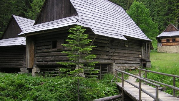 Skanzen Vychylovka Autor: Pecik źródło: https://upload.wikimedia.org/wikipedia/commons/thumb/d/d2/Vychylovka3.jpg/1280px-Vychylovka3.jpg