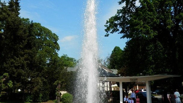 Herliansky gejzír Autor: Ing.Mgr.Jozef Kotulič źródło: https://upload.wikimedia.org/wikipedia/commons/9/95/Erupcia_Gejz%C3%ADr_Her%C4%BEany_18_Slovakia31.jpg
