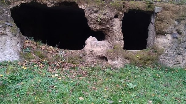 Skalné obydlia Lišov Autor: Facebook źródło: https://scontent.fbts7-1.fna.fbcdn.net/v/t1.0-9/22886222_2070837759802765_8209990288744655135_n.jpg?_nc_cat=108&ccb=2&_nc_sid=b9115d&_nc_ohc=emgQbi0EF2wAX-1T5__&_nc_ht=scontent.fbts7-1.fna&oh=9e256ba18ddb32dddfd91a186646022b&oe=5FEEC15A