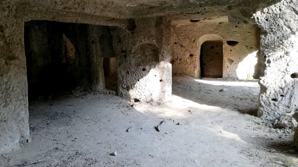 Skalné obydlia Lišov Autor: Facebook źródło: https://scontent.fbts7-1.fna.fbcdn.net/v/t1.0-9/118479215_3162435337138330_31566397508238573_o.jpg?_nc_cat=103&ccb=2&_nc_sid=730e14&_nc_ohc=5H4Uwxq5dAYAX--noD_&_nc_ht=scontent.fbts7-1.fna&oh=5a1d16519b0c0c47913673271125cc5e&oe=5FF09A4F
