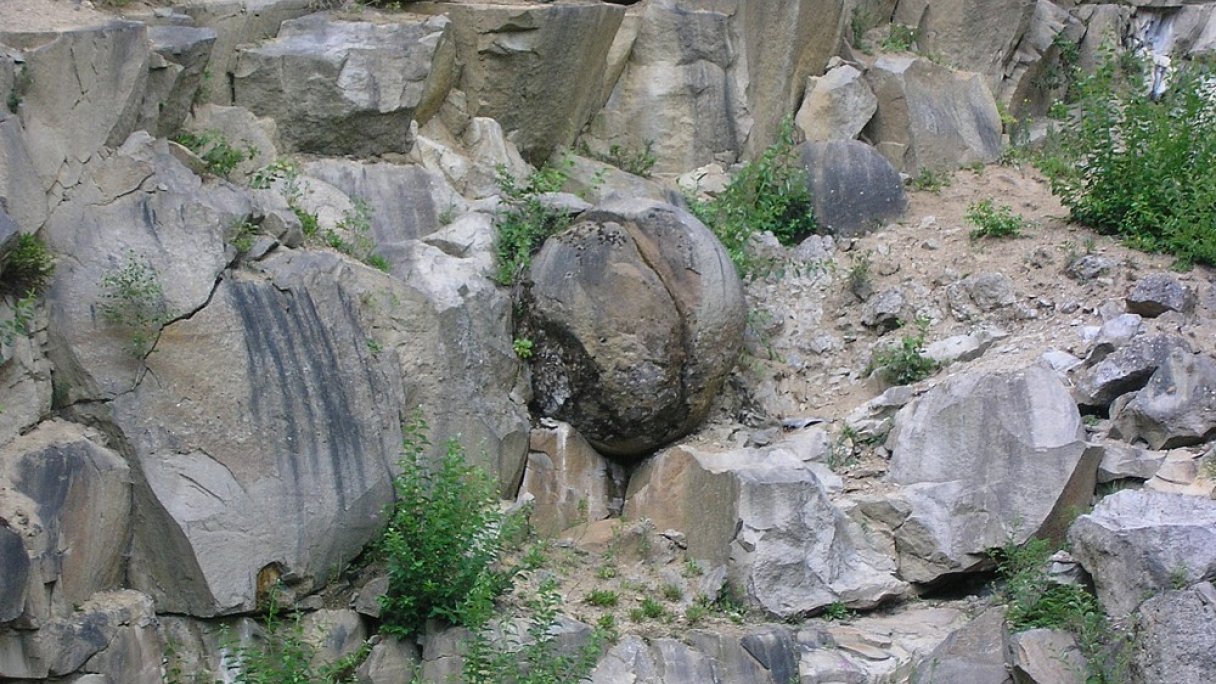 Kamenné gule v Megoňkách Autor: Michal Jakubský źródło: https://upload.wikimedia.org/wikipedia/commons/1/17/Megonka_na_Kysuciach_-_panoramio.jpg