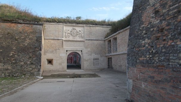 Pevnosť Komárno Autor: Globetrotter19 źródło: https://upload.wikimedia.org/wikipedia/commons/c/c6/Ferdinand_Gate%2C_Old_Fortress_in_Kom%C3%A1rno%2C_Slovakia.jpg