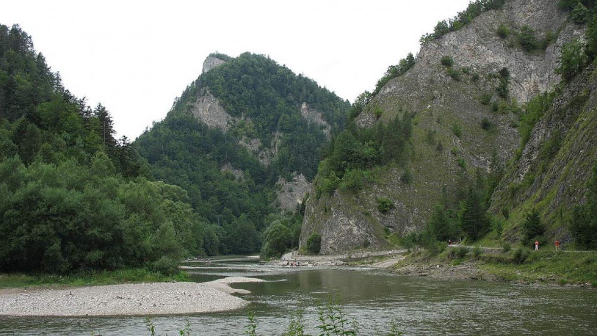 Przeprawa przez Dunajec, spływ Dunajcem 1 źródło: https://sk.wikipedia.org/wiki/Dunajec#/media/Súbor:Dunajec_-_Droga_Pieninska_01.jpg