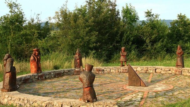 Slnečné hodiny Drienčany Autor: Facebook Túlame sa Slovenskom źródło: https://scontent.fbts7-1.fna.fbcdn.net/v/t1.0-9/44177298_339615006604332_5557191268703928320_o.jpg?_nc_cat=108&ccb=2&_nc_sid=730e14&_nc_ohc=4GBqOhulukkAX-kOm2D&_nc_ht=scontent.fbts7-1.fna&oh=5b0bb0299cbcc0266eeca0fd92d10998&oe=5FEB3171