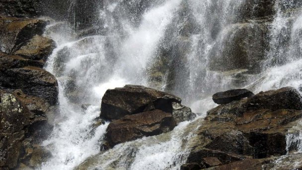 Waterfall Jump 4 Autor: Estera Lukáčová źródło: https://slovenskycestovatel.sk/item/vodopad-skok