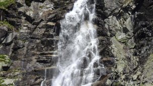 Waterfall Jump 5 Autor: Estera Lukáčová źródło: https://slovenskycestovatel.sk/item/vodopad-skok