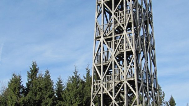 Rozhledna na Velkém Lopeníku Autor: Radek Linner źródło: https://sk.wikipedia.org/wiki/Ve%C4%BEk%C3%BD_Lopen%C3%ADk#/media/S%C3%BAbor:Velky_Lopenik_rozhledna_01.jpg