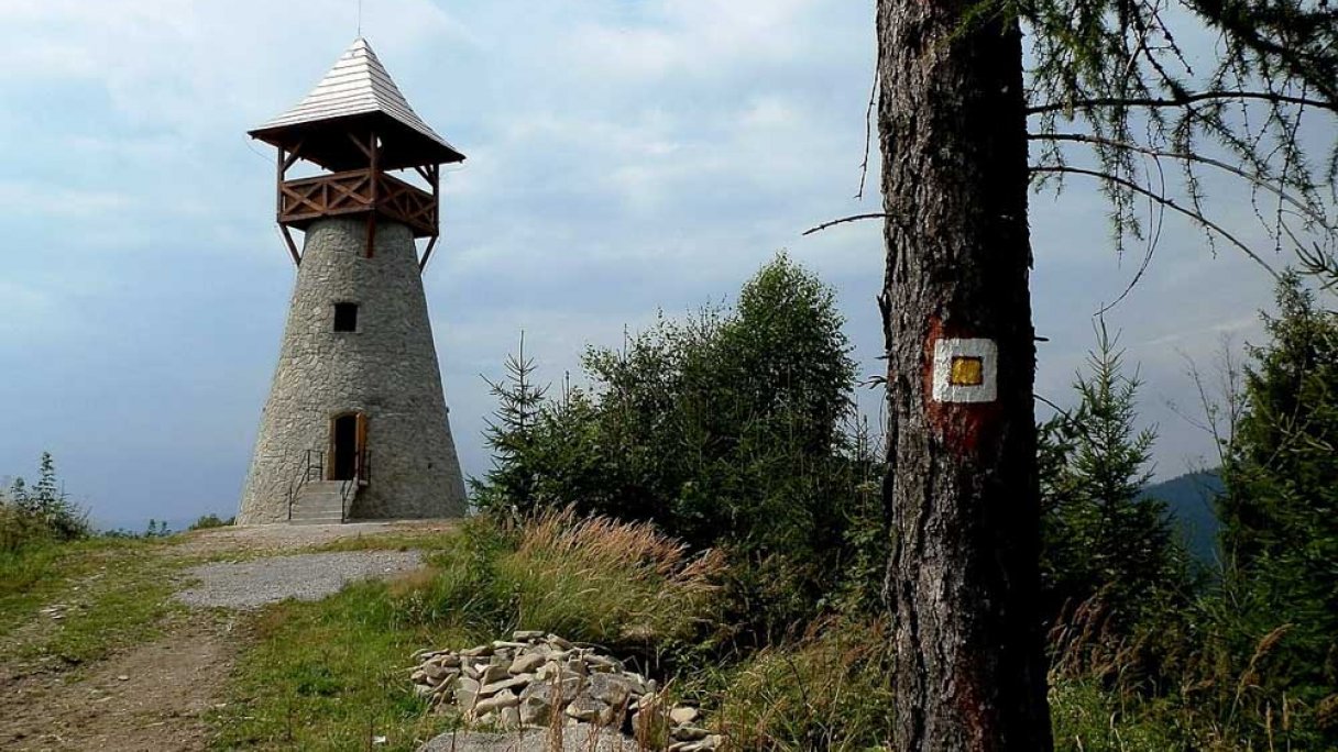 Wieża widokowa na wzgórzu Bobovec 1 Autor: Michal Jakubský źródło: https://kamnahory.sk/Turistika/Mala-Fatra/Rozhladna-na-Bobovci.html