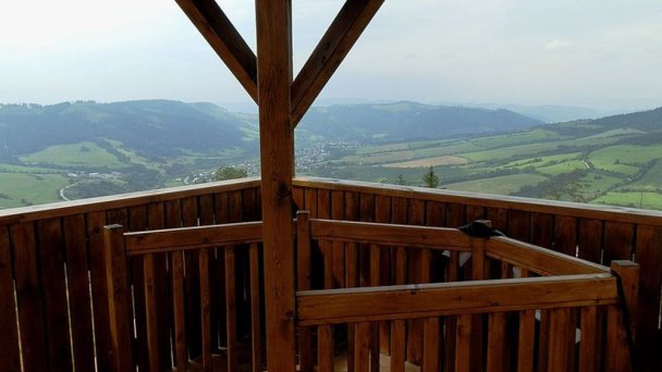Wieża widokowa na wzgórzu Bobovec 2 Autor: Michal Jakubský źródło: https://kamnahory.sk/Turistika/Mala-Fatra/Rozhladna-na-Bobovci.html