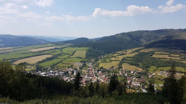 Wieża widokowa na wzgórzu Bobovec 3 Autor: Michal Jakubský źródło: https://kamnahory.sk/Turistika/Mala-Fatra/Rozhladna-na-Bobovci.html
