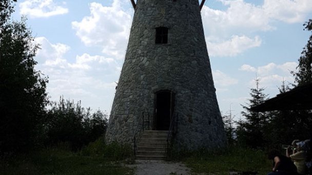 Wieża widokowa na wzgórzu Bobovec 5 Autor: Michal Jakubský źródło: https://kamnahory.sk/Turistika/Mala-Fatra/Rozhladna-na-Bobovci.html