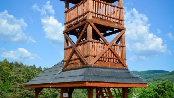Rozhľadňa Dúbravka Soblahov 2 źródło: https://visit.trencin.sk/wp-content/uploads/2018/10/Rozh%C4%BEad%C5%88a-D%C3%BAbravka-01.jpg