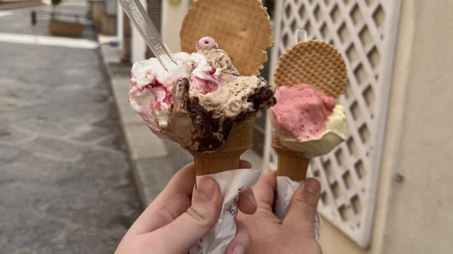 dva kornútky zmrzliny s oblátkou v historickom meste