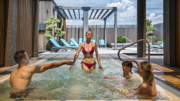 Wyjątkowe wakacje z wellness, strefą KIDS, zewnętrznym parkiem wodnym i labiryntem 3D