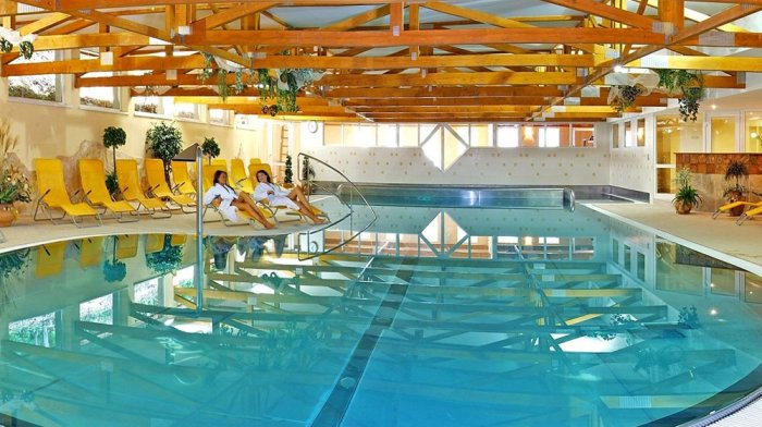 Pobyt dla seniorów z zabiegami relaksacyjnymi i dostępem do basenu - Hotel Flóra *** Trenczańskie Teplice