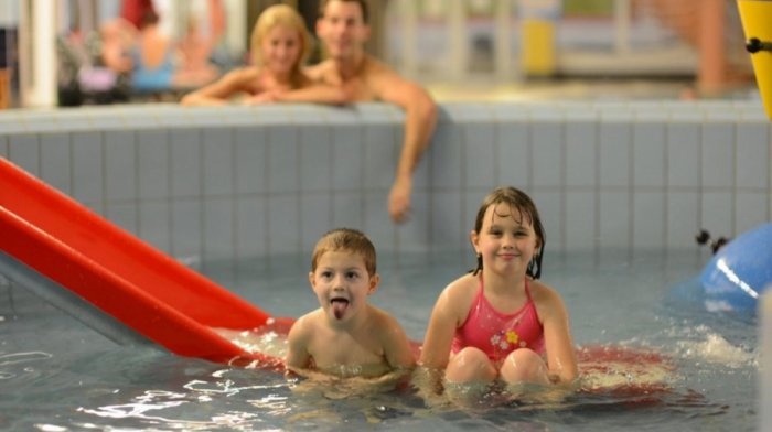 Zrelaksuj się pływając w strefie basenu termalnego dla całej rodziny