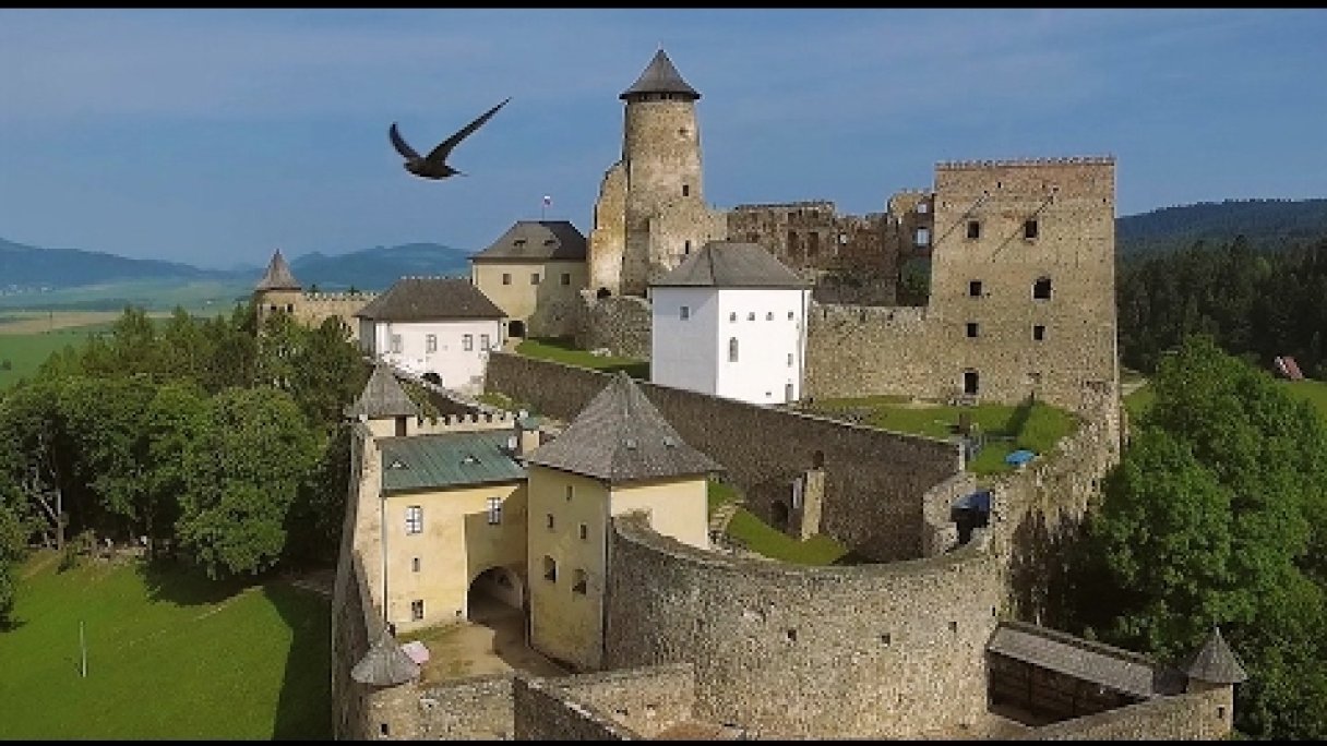 Ľubovniansky hrad - Stará Ľubovňa, Slovakia (from above) Autor: ChelloPhoto źródło: https://www.youtube.com/@ChelloPhoto