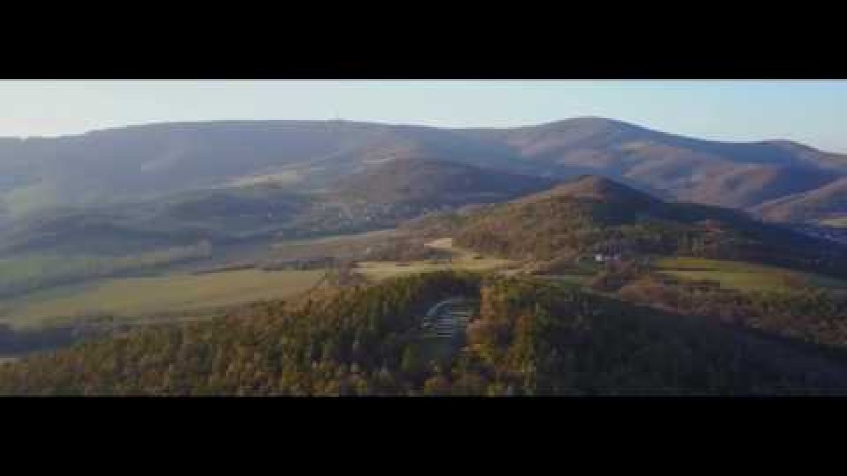 Pamätník SNP na vrchu Roh (Dji Mavic Pro) Autor: Miso Misencik źródło: https://www.youtube.com/@misomisencik Pamätník SNP na vrchu Roh (Dji Mavic Pro) Autor: Miso Misencik źródło: https://www.youtube.com/@misomisencik