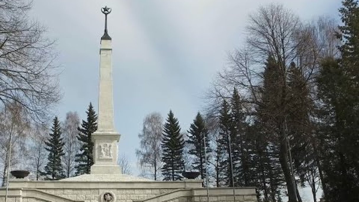 Liptovsky Mikulas  - Vojensky cintorin - Haj nicovo - DJI OSMO 4k Autor: Ivan Donoval źródło: https://www.youtube.com/@Ivan_Donoval