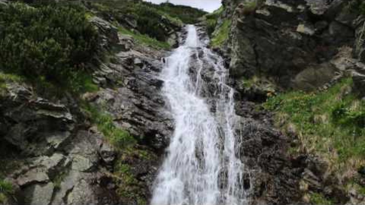 Šarafiový vodopád v Žiarskej doline - Západné Tatry/Roháče Autor: Alexander Paulis źródło: https://www.youtube.com/@alexanderpaulis3570 Šarafiový vodopád v Žiarskej doline - Západné Tatry/Roháče Autor: Alexander Paulis źródło: https://www.youtube.com/@alexanderpaulis3570