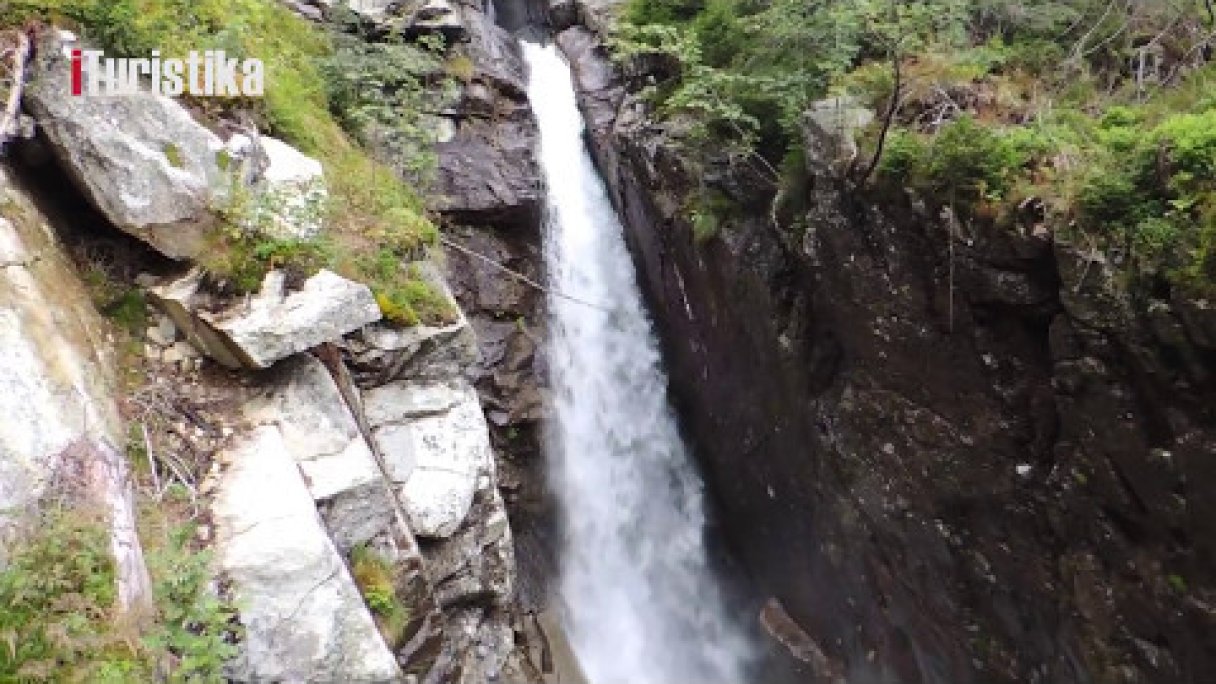 OBROVSKÝ VODOPÁD - VYSOKÉ TATRY (HIGH TATRAS) Autor: Slovenská turistika źródło: https://www.youtube.com/@SlovenskaTuristikaOfficial