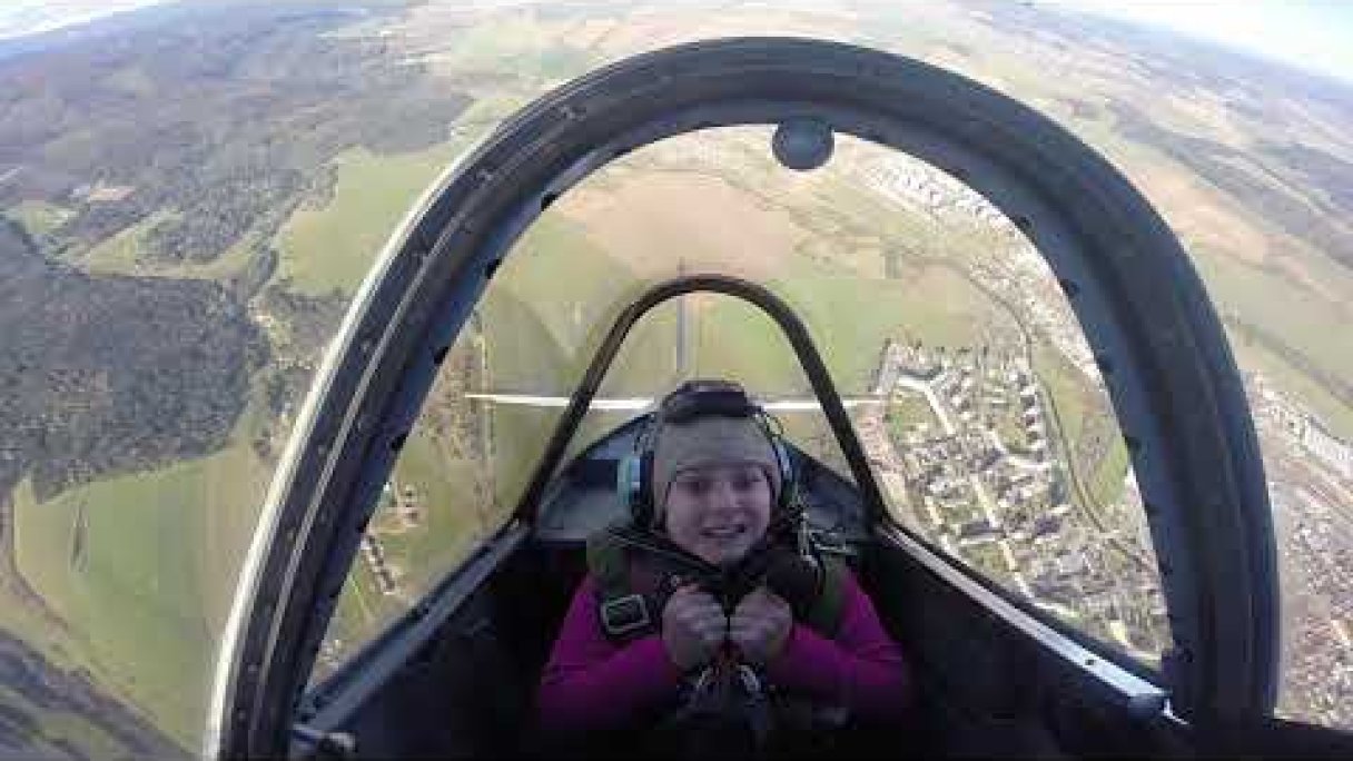 Akrobaticky let yak-52 ombre skola lietania spisska nova ves Autor: jeleň źródło: https://www.youtube.com/@jelen4452