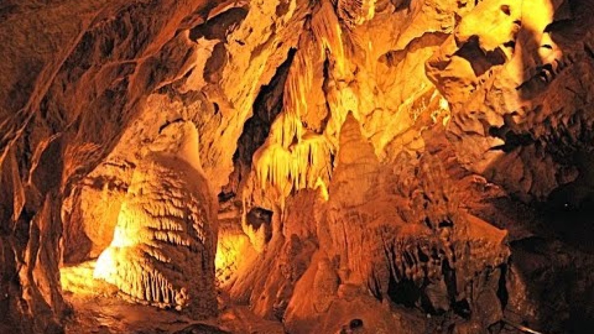 Bystrianska jaskyňa - Bystrianska cave Autor: Slovak Treasures źródło: https://www.youtube.com/@slovaktreasures Bystrianska jaskyňa - Bystrianska cave Autor: Slovak Treasures źródło: https://www.youtube.com/@slovaktreasures