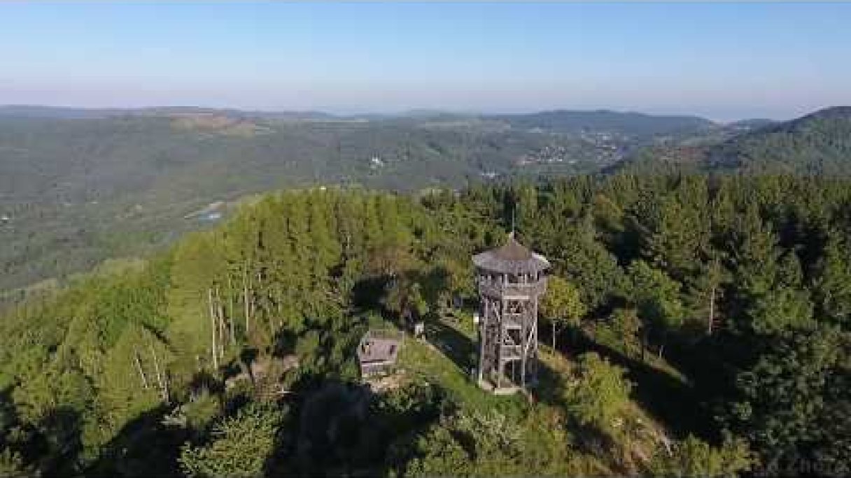 Kremnica - Rozhľadňa Krahuľský vrch - Mestský hrad v Kremnici Autor: SLOVENSKO ZHORA źródło: https://www.youtube.com/@SLOVENSKO-ZHORA Kremnica - Rozhľadňa Krahuľský vrch - Mestský hrad v Kremnici Autor: SLOVENSKO ZHORA źródło: https://www.youtube.com/@SLOVENSKO-ZHORA