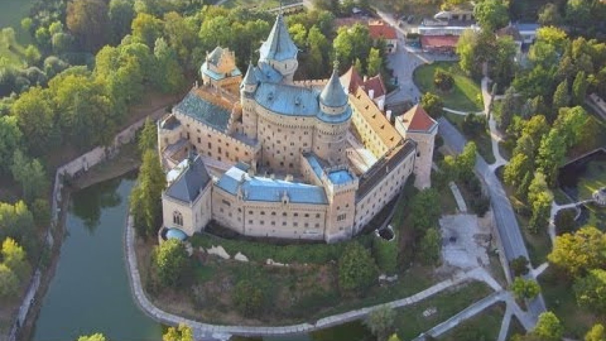 Bojnice Castle Slovakia | FPV Autor: VladoPortosRC źródło: https://www.youtube.com/@VladoPortosRC Bojnice Castle Slovakia | FPV Autor: VladoPortosRC źródło: https://www.youtube.com/@VladoPortosRC