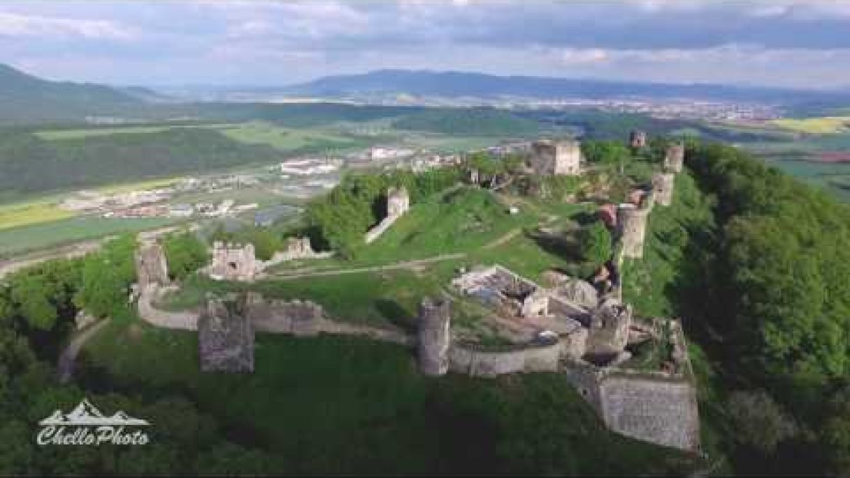 Šarišský hrad - Prešov, Slovakia (from above) Autor: ChelloPhoto źródło: https://www.youtube.com/@ChelloPhoto Šarišský hrad - Prešov, Slovakia (from above) Autor: ChelloPhoto źródło: https://www.youtube.com/@ChelloPhoto