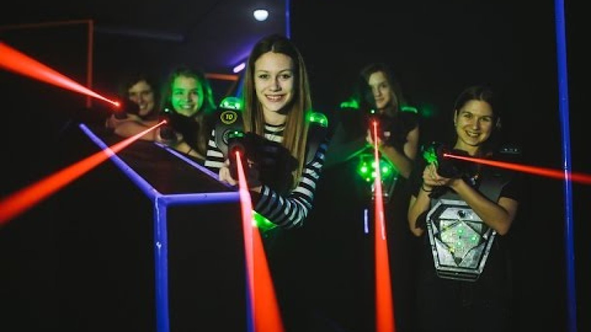 Laser Arena Pulzar (promo video) Autor: Laser Arena Pulzar źródło: https://www.youtube.com/@LaserarenapulzarSk Laser Arena Pulzar (promo video) Autor: Laser Arena Pulzar źródło: https://www.youtube.com/@LaserarenapulzarSk