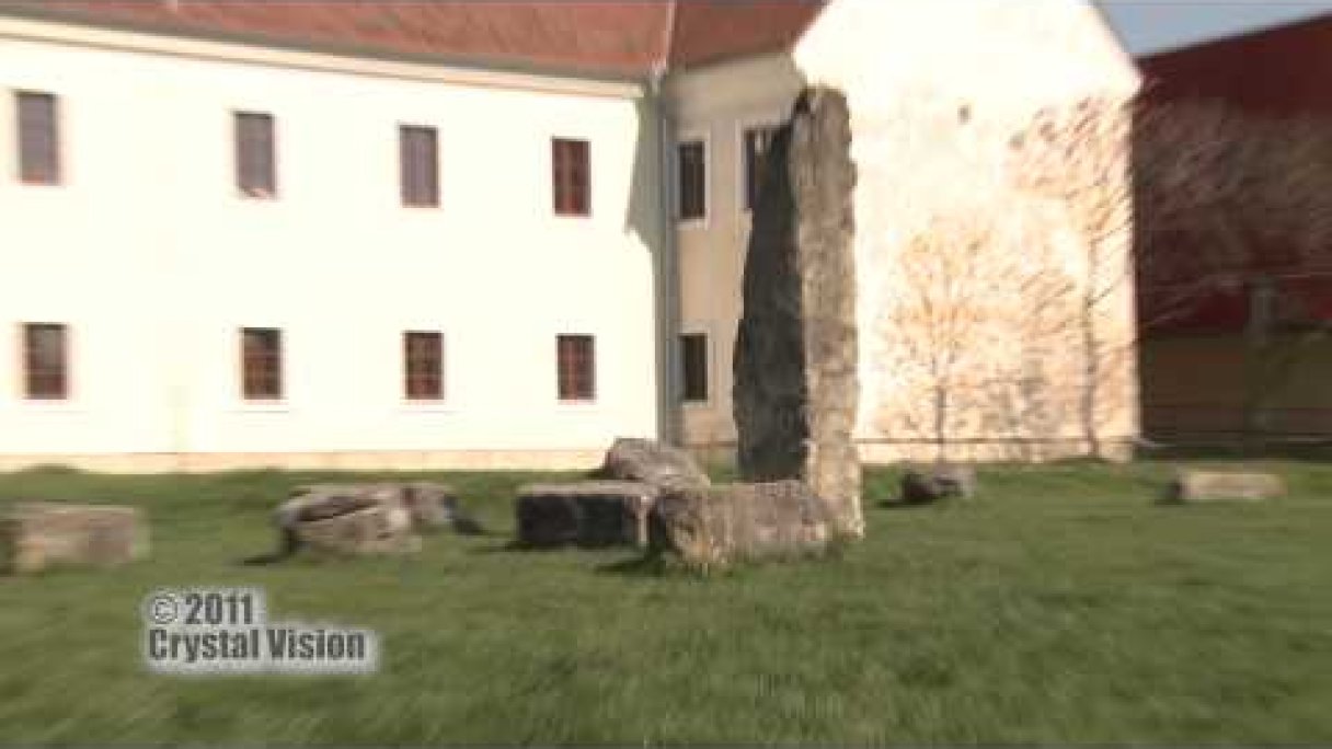 Megalitické kamene a zámok v Holíči Autor: Slovensky Trip źródło: https://www.youtube.com/@slovaktrip
