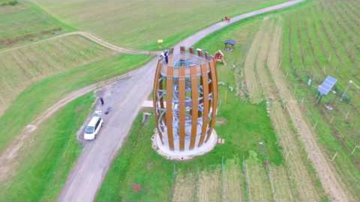 Vyhliadková veža Tokaj - 2017 Autor: Droners team - Robert Piatrik źródło: https://www.youtube.com/@RobertPiatrik Vyhliadková veža Tokaj - 2017 Autor: Droners team - Robert Piatrik źródło: https://www.youtube.com/@RobertPiatrik