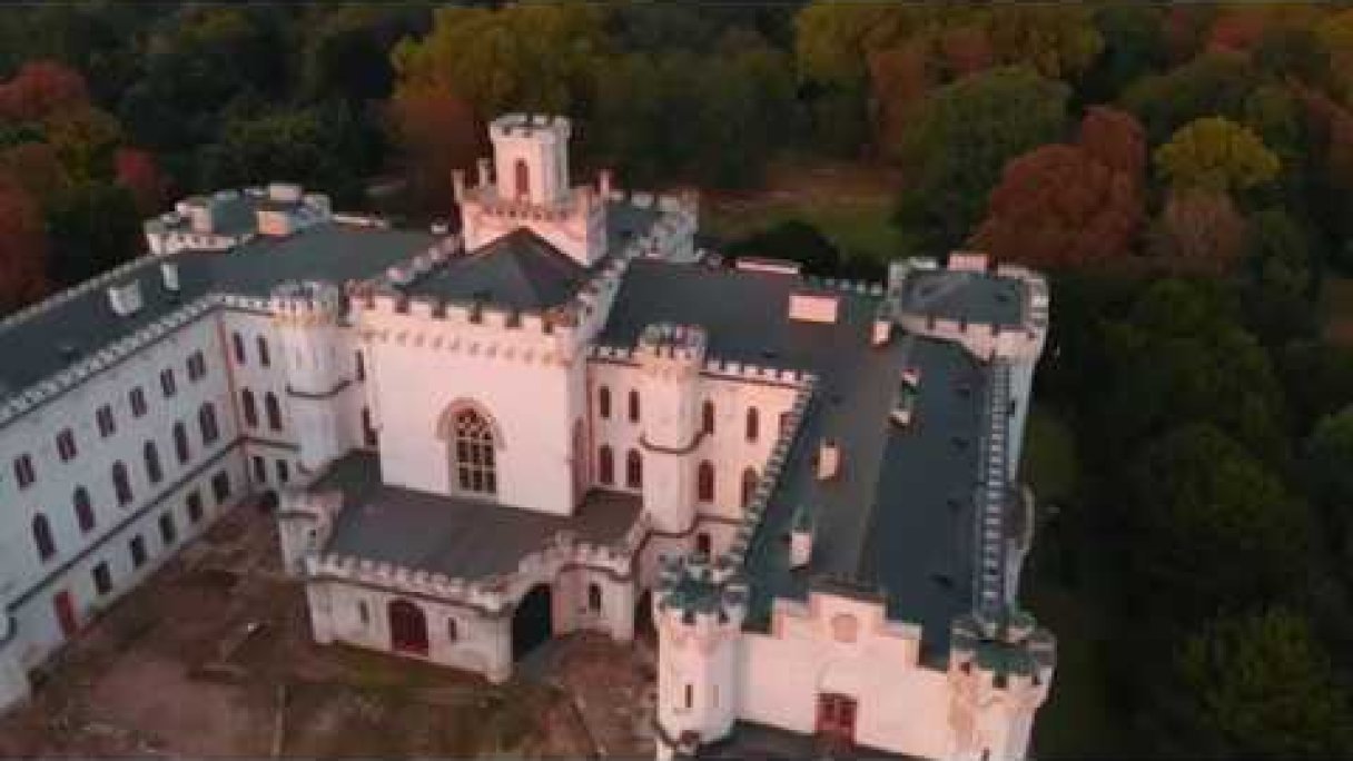 Kaštieľ Rusovce / Rusovce manor house / drone video Autor: Palino321 źródło: https://www.youtube.com/@Palino321