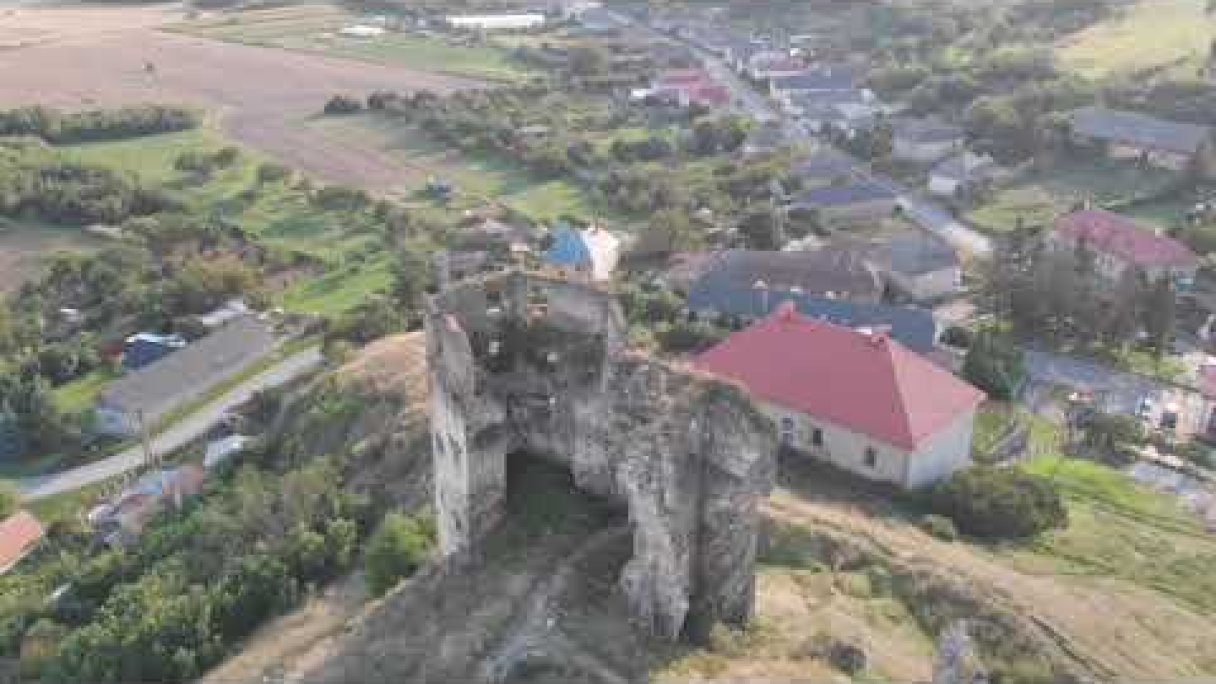 Hrad       Velky Kamenec Autor: DJI Mavic A źródło: https://www.youtube.com/@djimavica4561