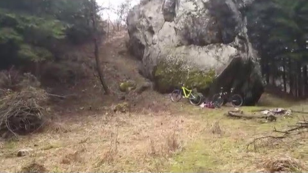 BikeManiaci - Hričovská skalná ihla Autor: BikeManiaci - spoznávame Slovensko źródło: https://www.youtube.com/@BikeManiaci