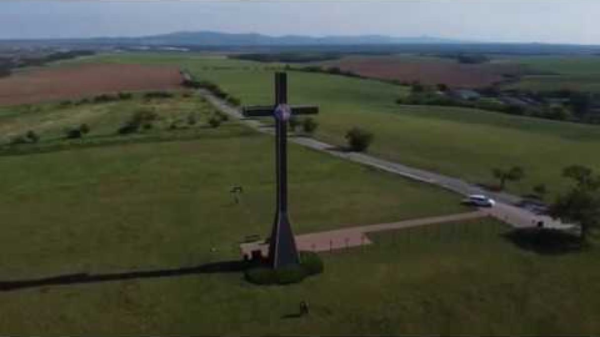 Miléniový kríž - najvyšší kríž na Slovensku DJI mavic mini 2020 Autor: Peter Balej źródło: https://www.youtube.com/@brendnpeto Miléniový kríž - najvyšší kríž na Slovensku DJI mavic mini 2020 Autor: Peter Balej źródło: https://www.youtube.com/@brendnpeto
