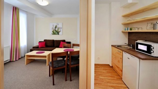 Dvojspálňový apartmán - obývačka a kuchyňa