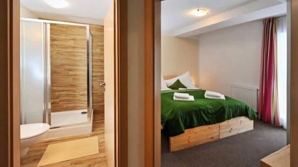 Jednospálňový apartmán - spálňa a kúpeľňa