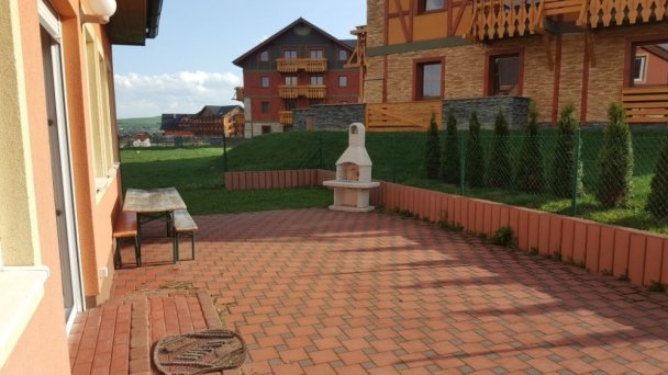Terasa pred spoločenskou miestnosťou s ohniskom na grilovanie